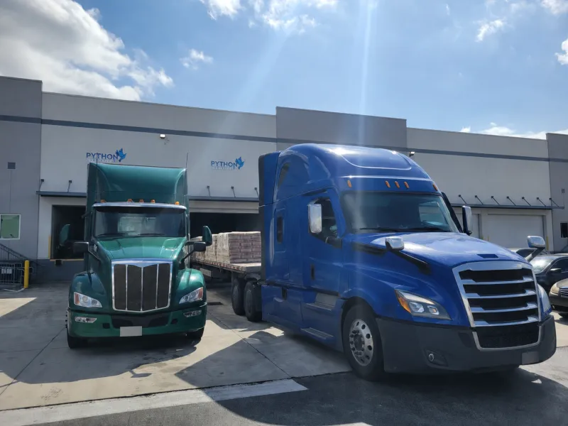 Nossa frota no armazém da Python Logistics