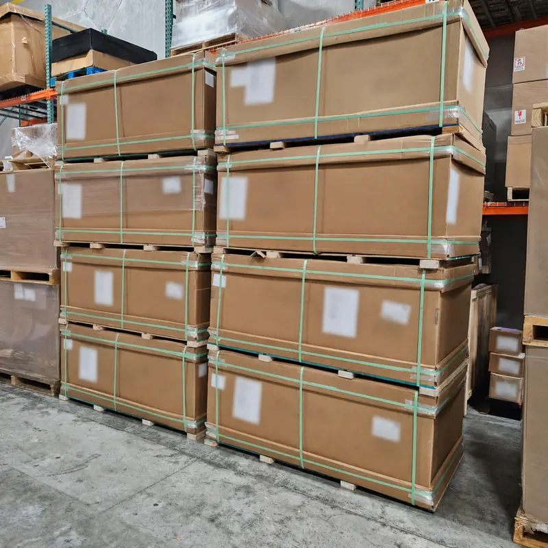 Grandes volumes encaixotados e organizados para armazenagem