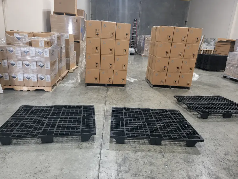 Estoque paletizado organizado para processamento