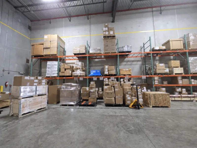 Estoque organizado nas estruturas do armazém