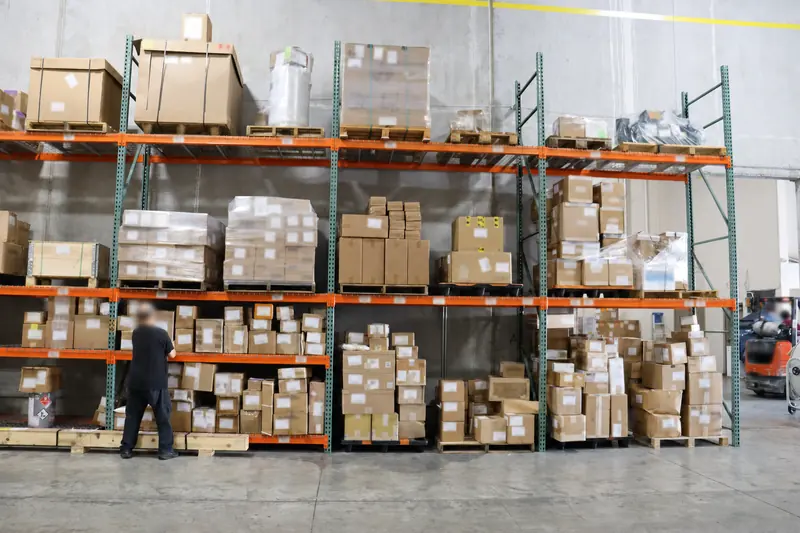 Manuseio diário de estoque nas estruturas do armazém